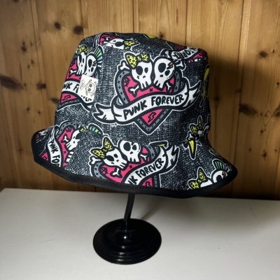 Chapéu tipo balde preto com padrão colorido e texto PUNK FOREVER
