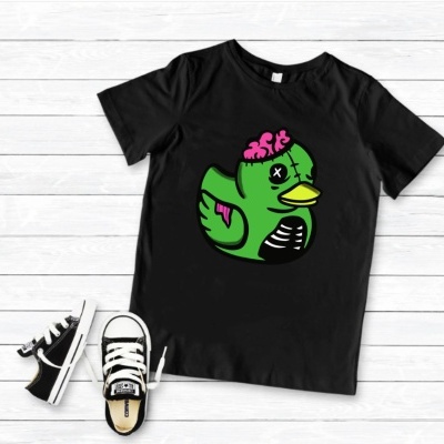 T-shirt preta com estampa de pato zumbi verde e ténis pretos e brancos
