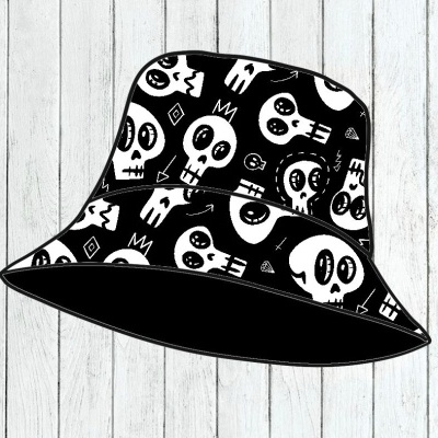 Chapéu bucket preto com padrão de caveiras brancas