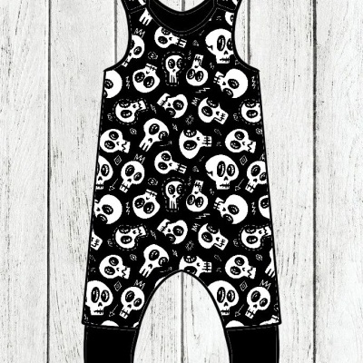Macacão infantil preto com padrão de caveiras brancas