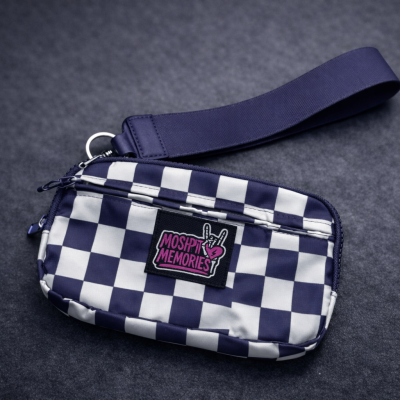 Bolsa pequena xadrez azul escuro e branco com etiqueta MOSH PIT MEMORIES