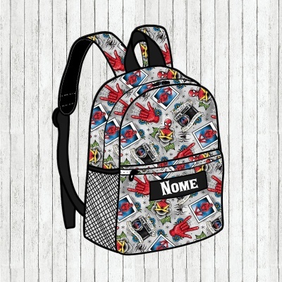 mochila com padrão do Homem-Aranha e etiqueta com texto NOME