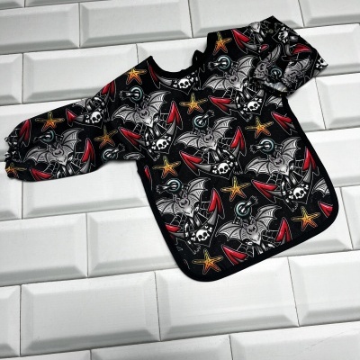 Babete de manga comprida com padrão de caveiras, morcegos e estrelas-do-mar
