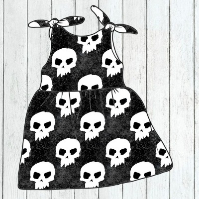 Vestido infantil preto com padrão de caveiras brancas e alças para amarrar