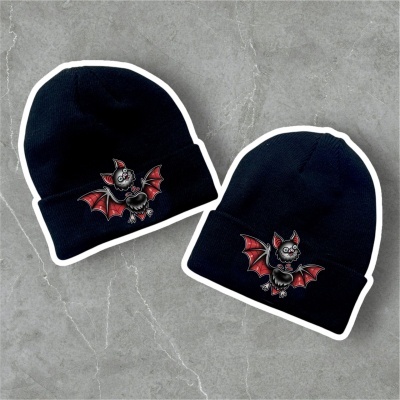 Dois gorros pretos com desenho de morcego vermelho e cinza em fundo cinzento