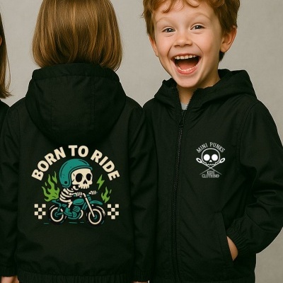 Crianças com casacos pretos com desenhos de crânios e texto relacionado a motorizada.