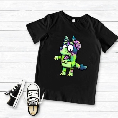 T-shirt preta com estampa de cão cartoon e sapatos infantis.