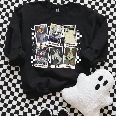 Sweatshirt preta com personagens estampados e almofada de fantasma branca