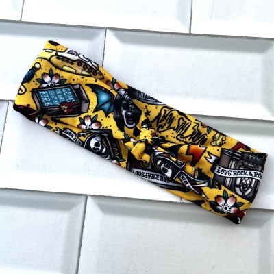 Faixa de cabelo amarela com estampas coloridas variadas