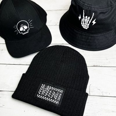 Boné preto com caveira branca, chapéu de pescador preto com mão esquelética branca, touca preta com emblema VAN.