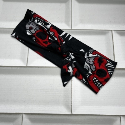 Faixa de tecido preta com padrão de caveiras coloridas e azulejos brancos em relevo