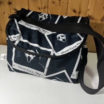 Bolsa preta com padrão Ghostface 96 e alça preta