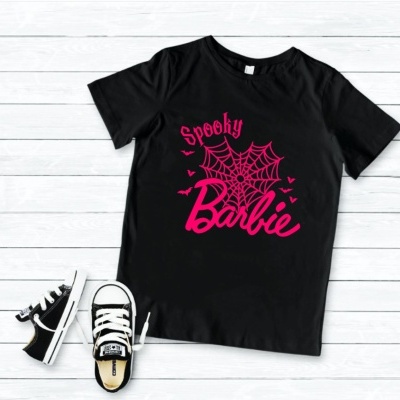 Camiseta preta com estampa 'Spooky Barbie' rosa com ténis pretos e brancos ao lado