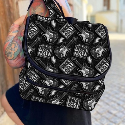 Mochila preta com padrão de guitarras elétricas e texto ROCK & ROLL