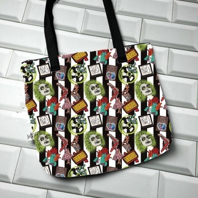 Saco de tecido colorido com padrão de caveiras, pássaros e texto THE WONDERFUL WIZARD