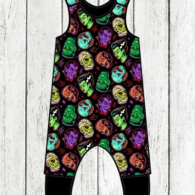 Macacão de bebé com padrão de cabeças de monstros coloridas