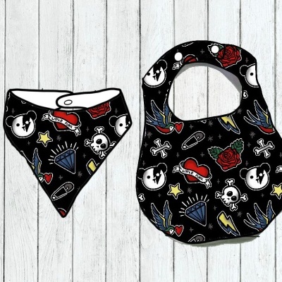 Conjunto de babete e bandana preta com estampados coloridos variados