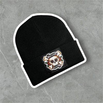 Gorro preto de malha com emblema frontal de crânio cartoon e texto