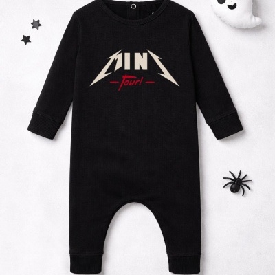 Macacão preto com texto MINT Tour! e brinquedos Halloween