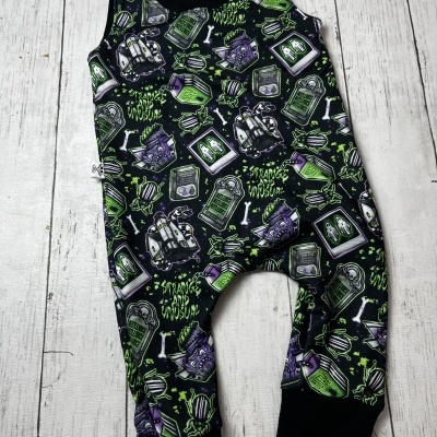 Macacão para bebé com estampado de Halloween em tecido preto com punhos pretos