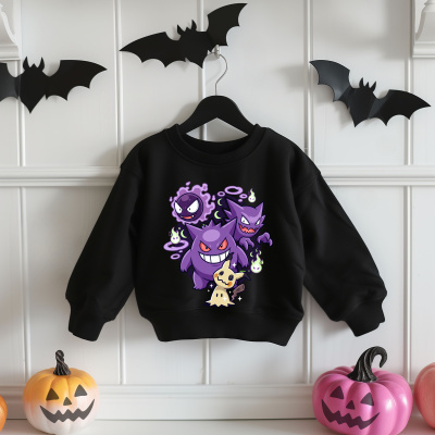 Sweatshirt preta com personagem roxos em manga comprida pendurada num cabide preto