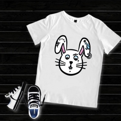 T-shirt branca com estampa de coelho e ténis brancos e pretos