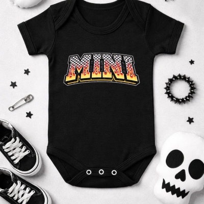 Body preto para bebés com estampado MINI em amarelo, laranja e padrão de xadrez, acompanhado por acessórios de Halloween