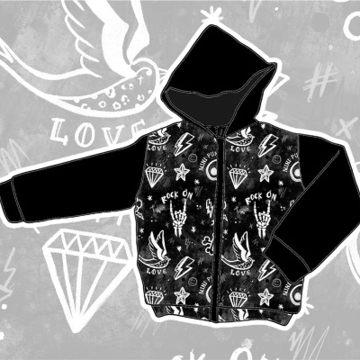 Camisola preta com capuz e padrão gráfico branco com textos e desenhos