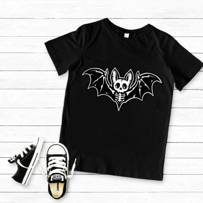 T-shirt preta com estampa de morcego estilizado e ténis infantis preto e branco