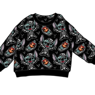 Sweatshirt infantil preta com padrão da personagem Stitch pirata e corações cinza.