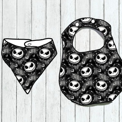 Babete e bandana preta com padrão de caveiras brancas para bebé