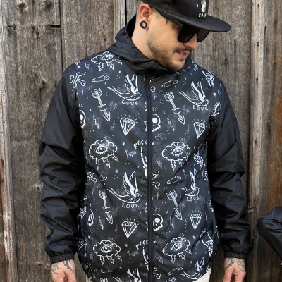 Casaco preto estampado com fecho de correr e mangas lisas vestido por homem