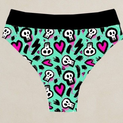 Cueca colorida com padrão de caveiras, corações e raios