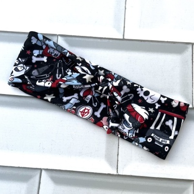 Faixa preta com estampas de caveiras e piratas