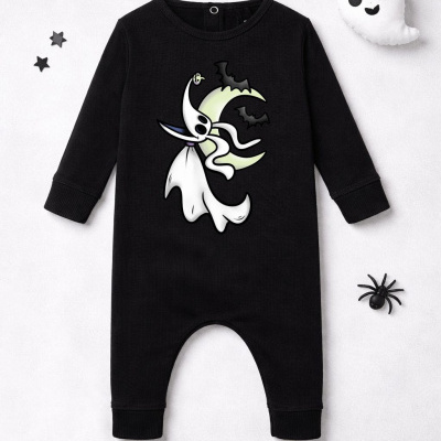 Macacão de bebé preto com estampa de fantasma, lua e morcegos, acompanhado de decoração de Halloween