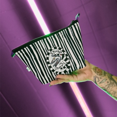 Bolsa de tecido preta e branca com padrão de riscas e texto Strange and Unusual