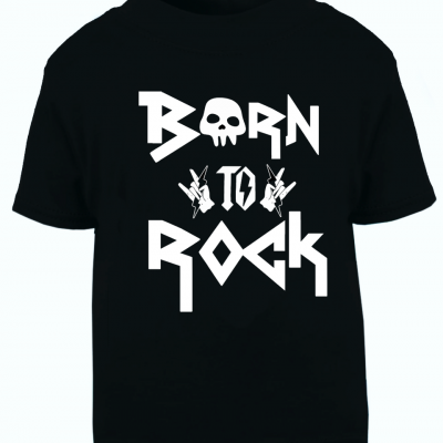 T-shirt preta com texto branco Born to Rock e desenho de crânio e mãos fazendo sinal de rock