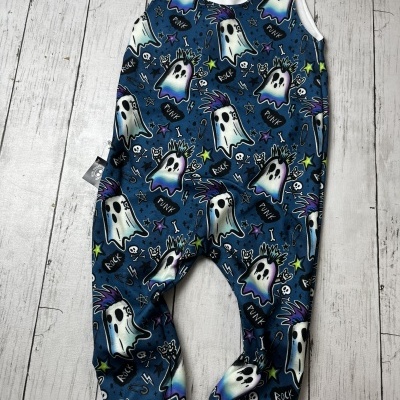 Macacão infantil azul com estampado de fantasmas punk coloridos