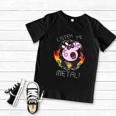 T-shirt preta com estampa colorida de porco e texto, com sapatilhas pretas ao lado