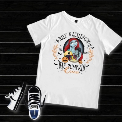 T-shirt branca com estampa da personagem Sally Skellington segurando abóboras e texto decorativo