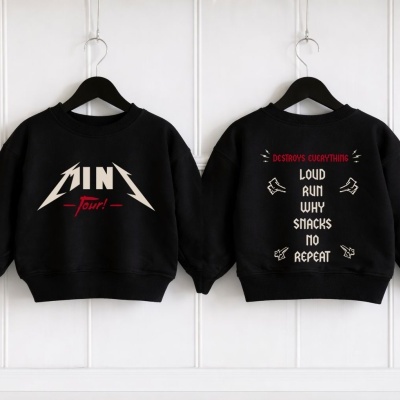 Dois sweatshirts pretos com textos e desenhos pendurados em cabides