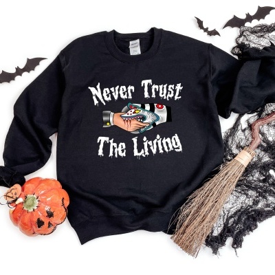 Sweatshirt preta com texto e mão zumbi, decoração Halloween