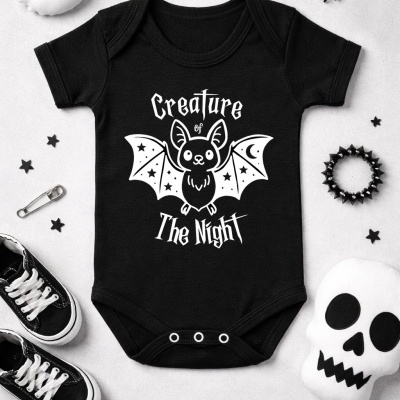 Body preto de bebé com morcego e texto Creature of The Night ao centro