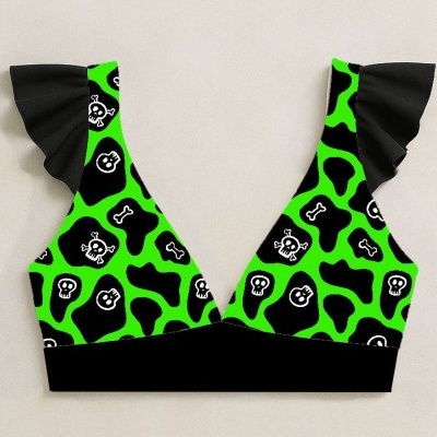 Top de bikini verde com padrão de caveiras e folhos pretos