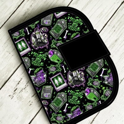 Carteira colorida com padrão cartoon em fundo preto e fecho preto