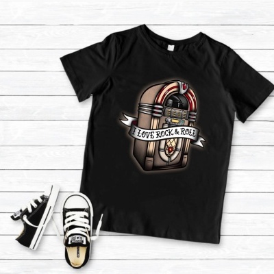 Camiseta preta com estampa de jukebox e ténis infantis preto e branco sobre chão de madeira branca