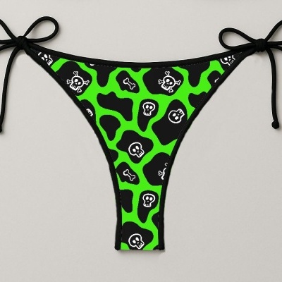Cueca de biquíni feminina verde e preto com caveiras e tiras laterais pretas para amarrar