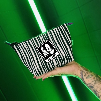 Bolsa pequena riscas pretas e brancas com patch NO FEET em fundo verde
