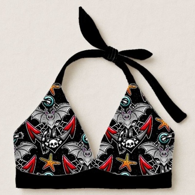 Soutien de bikini preto com estampado colorido de morcegos, âncoras, estrelas-do-mar, teias e caveiras