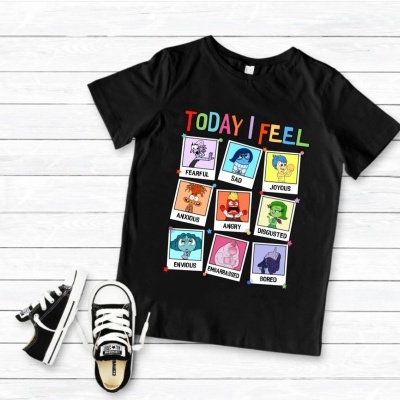 T-shirt preta com estampado colorido de nove emoções e ténis pretos e brancos ao lado